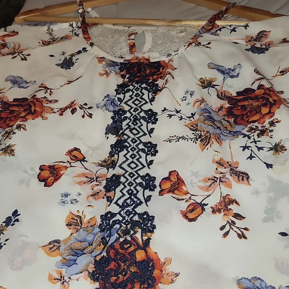 BEAUTIFUL DAINTY TOP WITH SHOULDER CUTOUTS size Sm - Picture 3 of 4